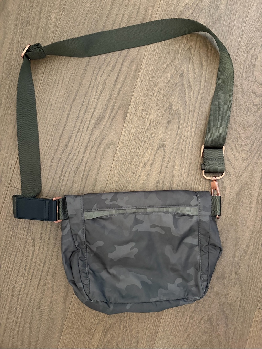 Rare lululemon Festival bag Olive Camo Crossbody Bag with Rose Gold Accent - Picture 2 of 4